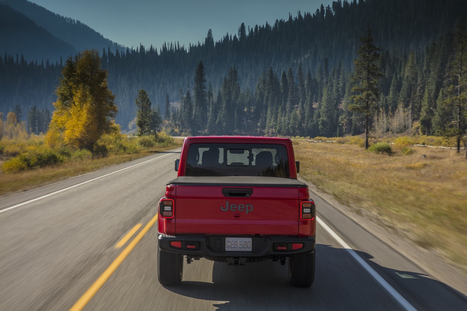 Vista trasera del Gladiator, enfatizando la identidad de marca Jeep.