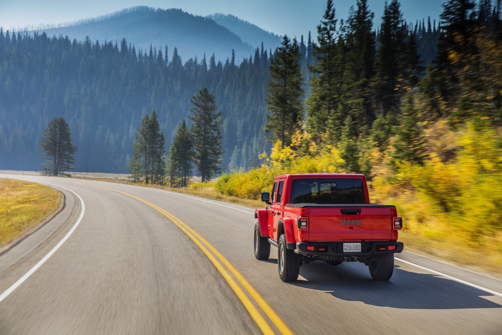 Vista trasera en ruta del Jeep Gladiator resaltando su diseño distintivo.