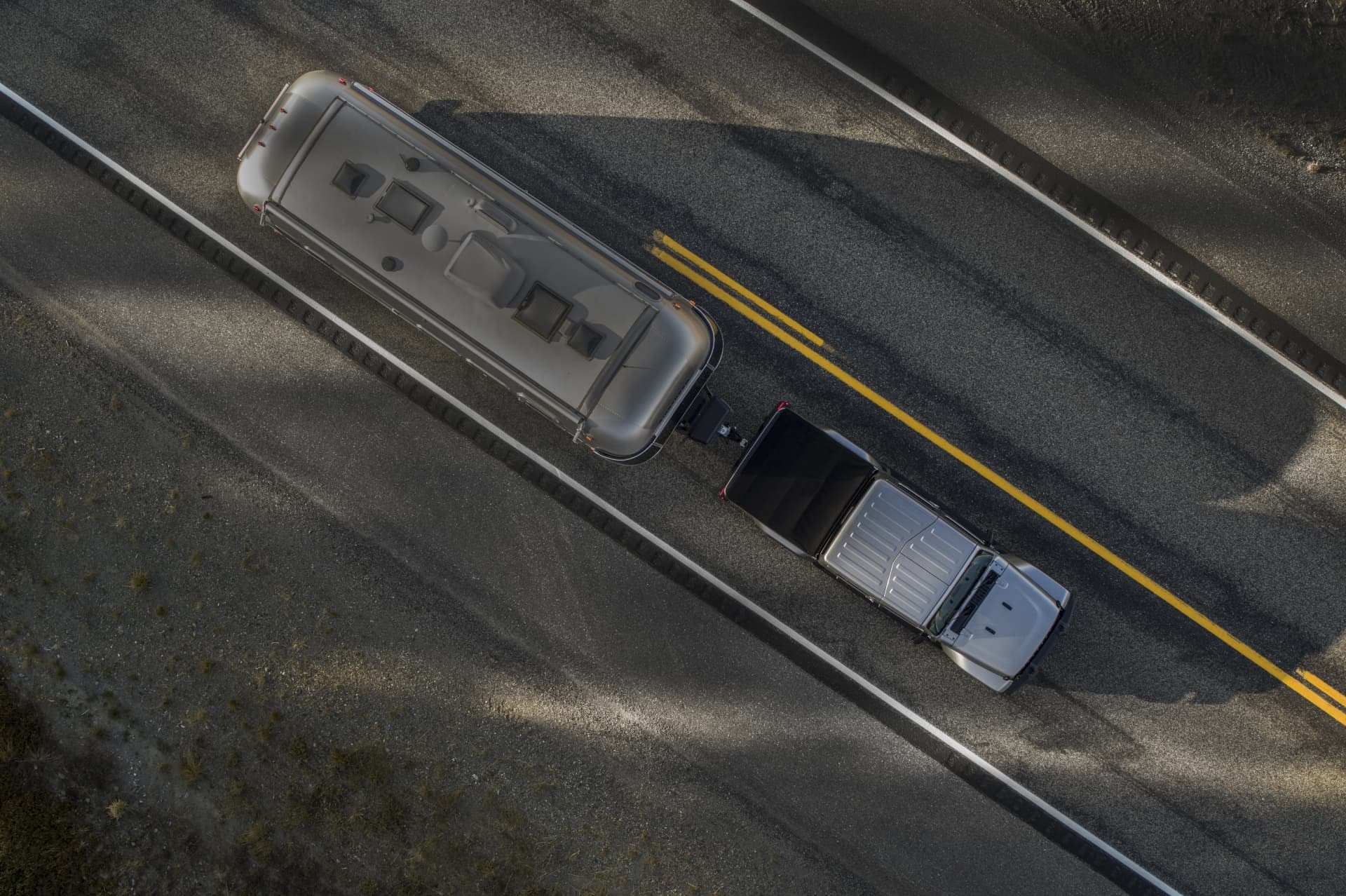 Vista cenital del Gladiator remolcando, se nota la proporción y armonía de su diseño.