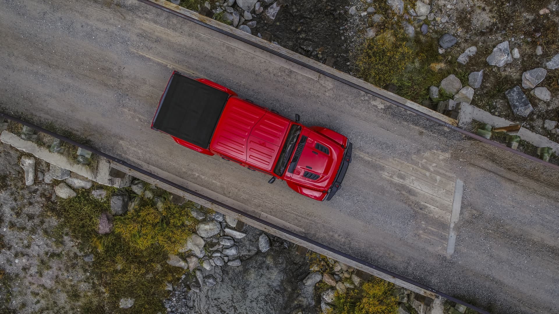 Vista superior del Gladiator atravesando un puente de concreto.