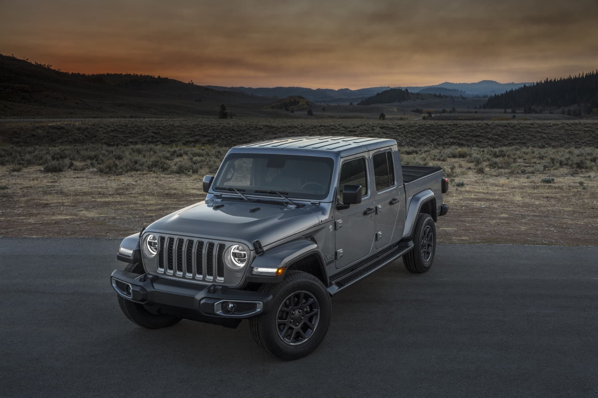 Vista lateral del Jeep Gladiator en un entorno natural al atardecer.