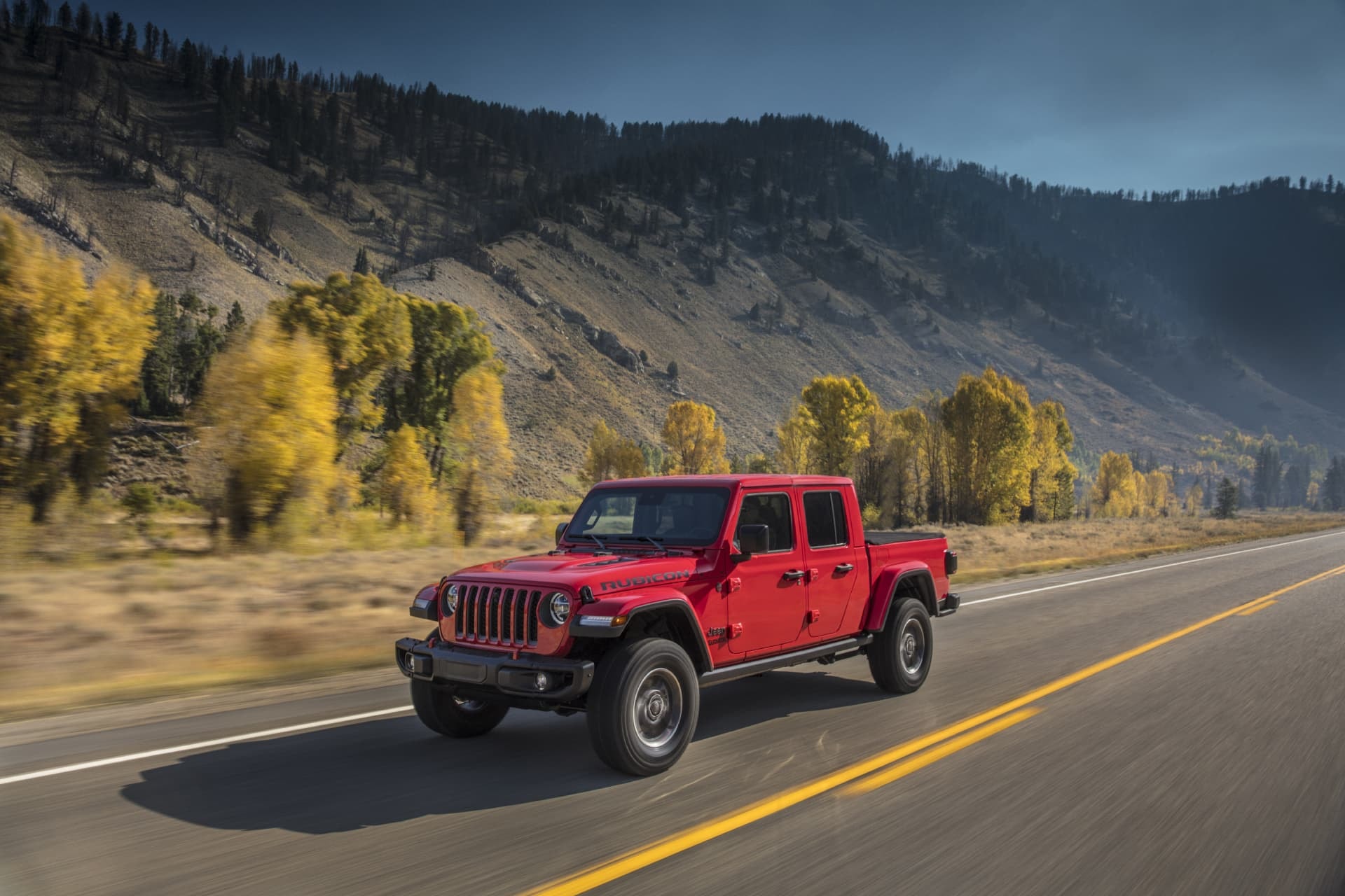 Imagen del Jeep Gladiator desde atrás en un entorno natural.