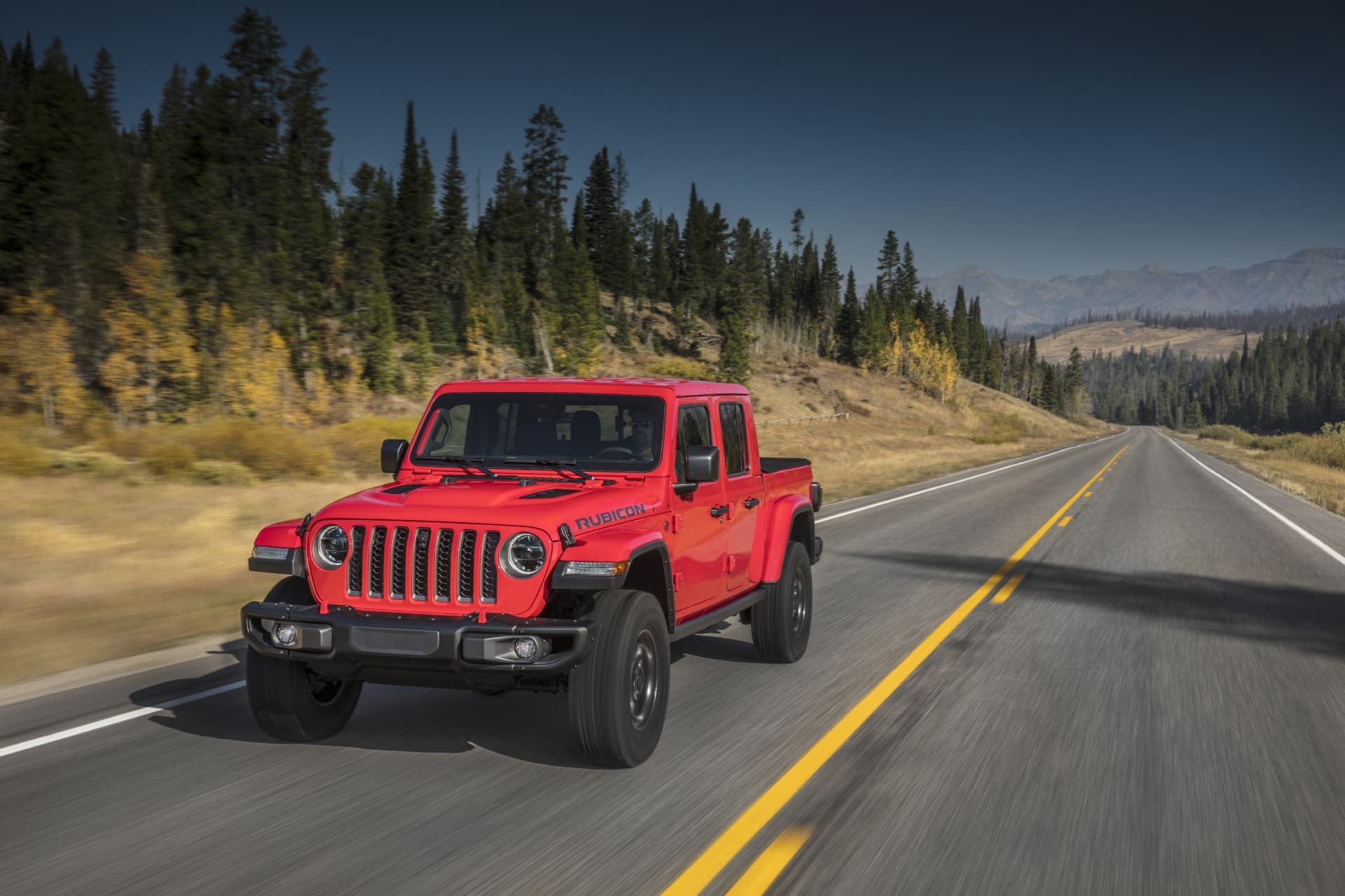 Captura del Jeep Gladiator en un sendero de montaña, mostrando su perfil lateral.