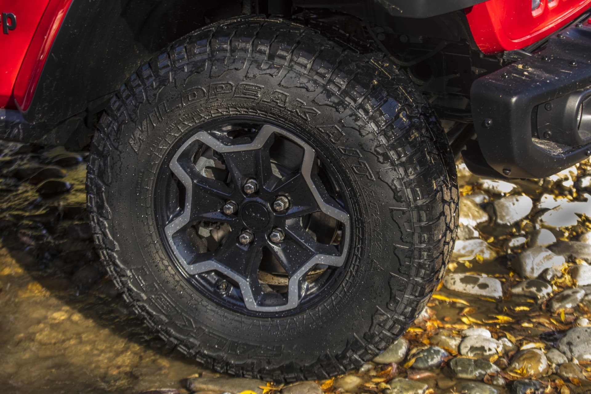 Detalle de la rueda del Gladiator, enfocando su robustez y adaptabilidad off-road.