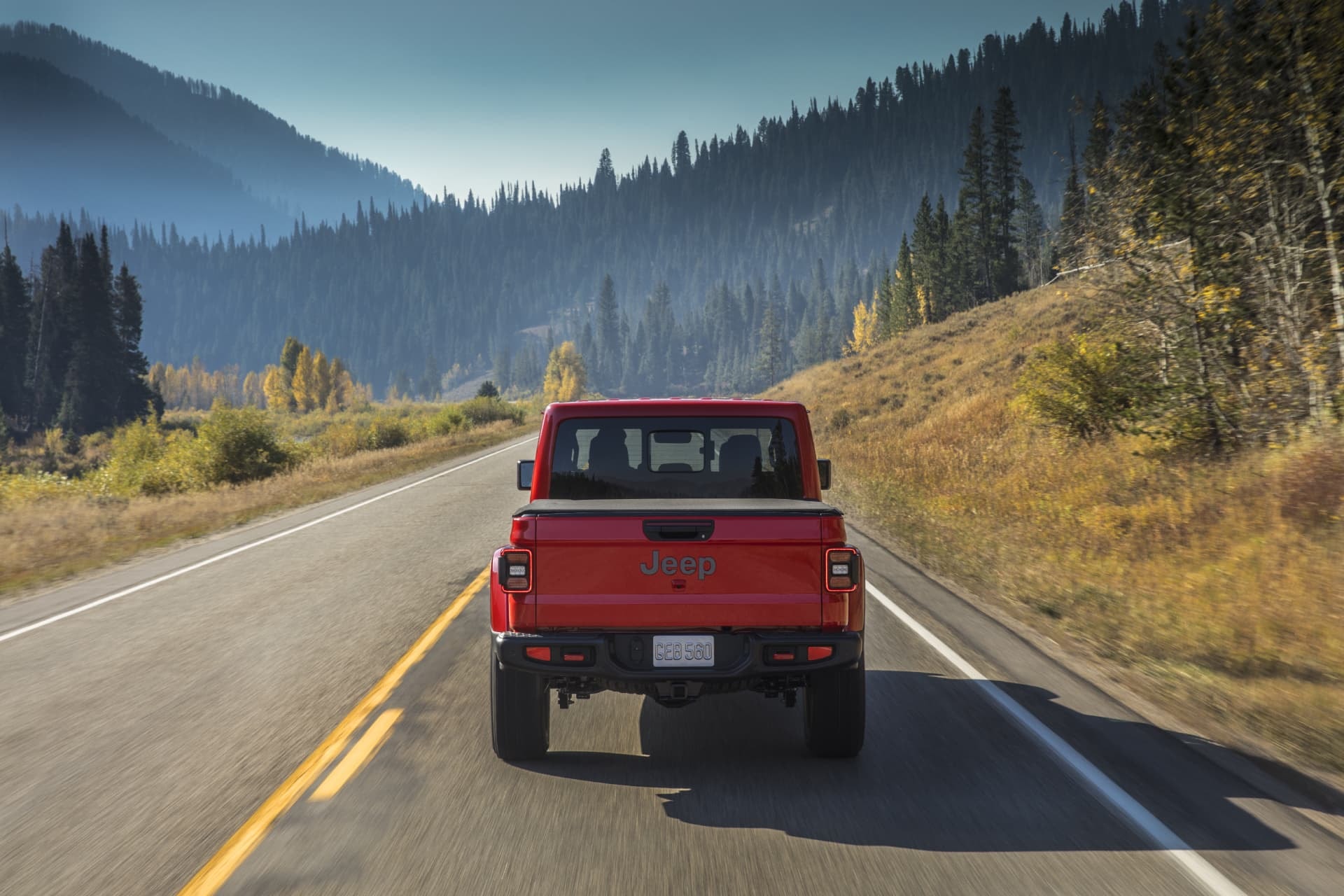 Vista trasera del Jeep Gladiator en un paisaje de carretera abierta.