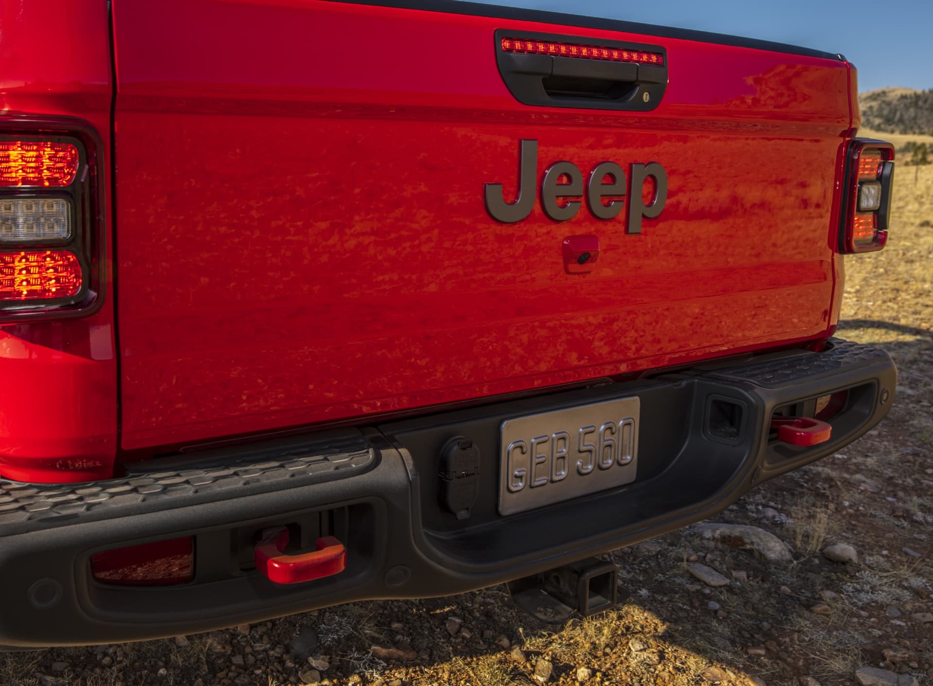 Detalle del diseño trasero del Jeep Gladiator, con luces y parachoques resaltados.