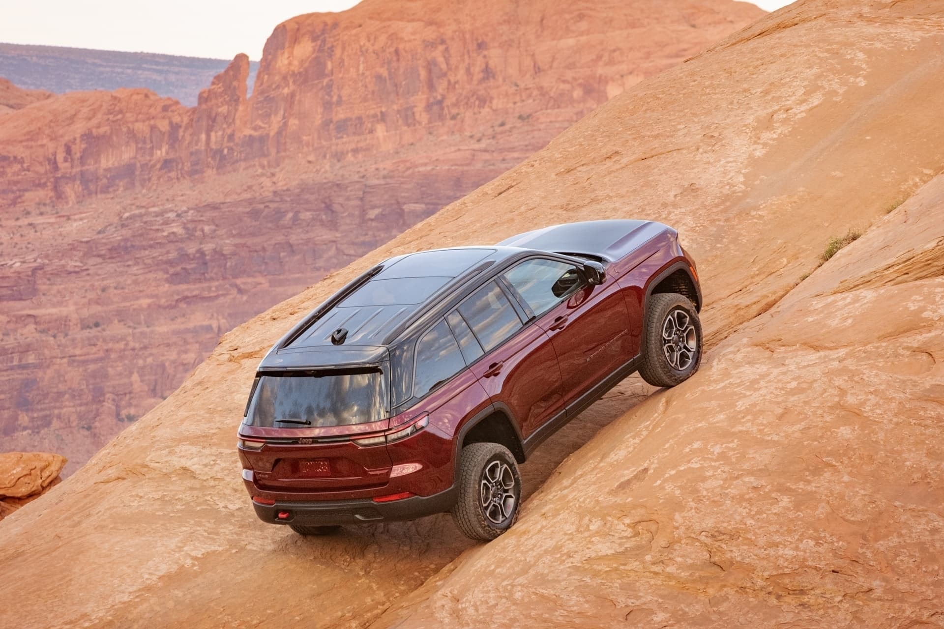 El Grand Cherokee hibrido descendiendo una pendiente, trasera y lateral visibles