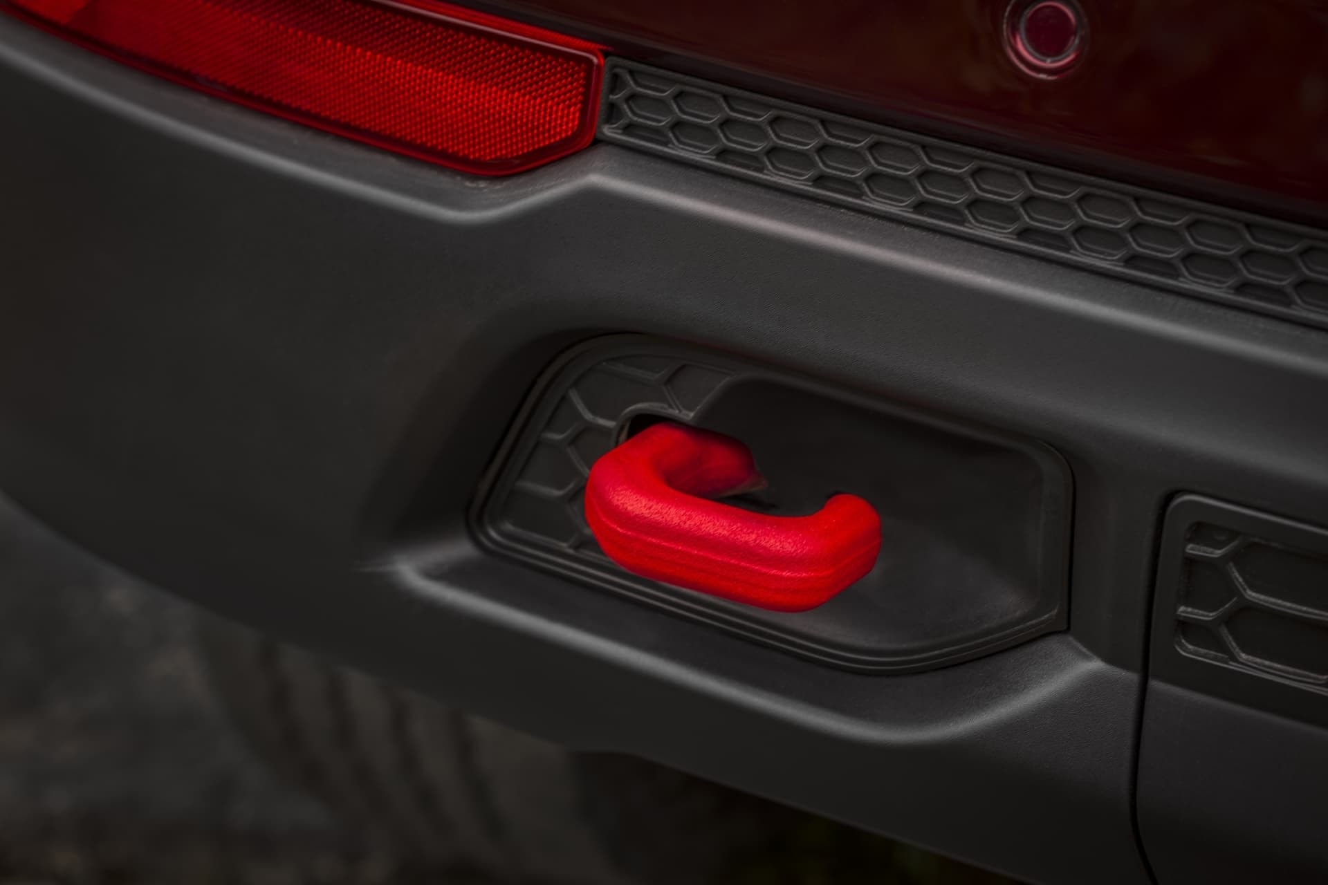 Gancho de remolque trasero color rojo, característico de Jeep.