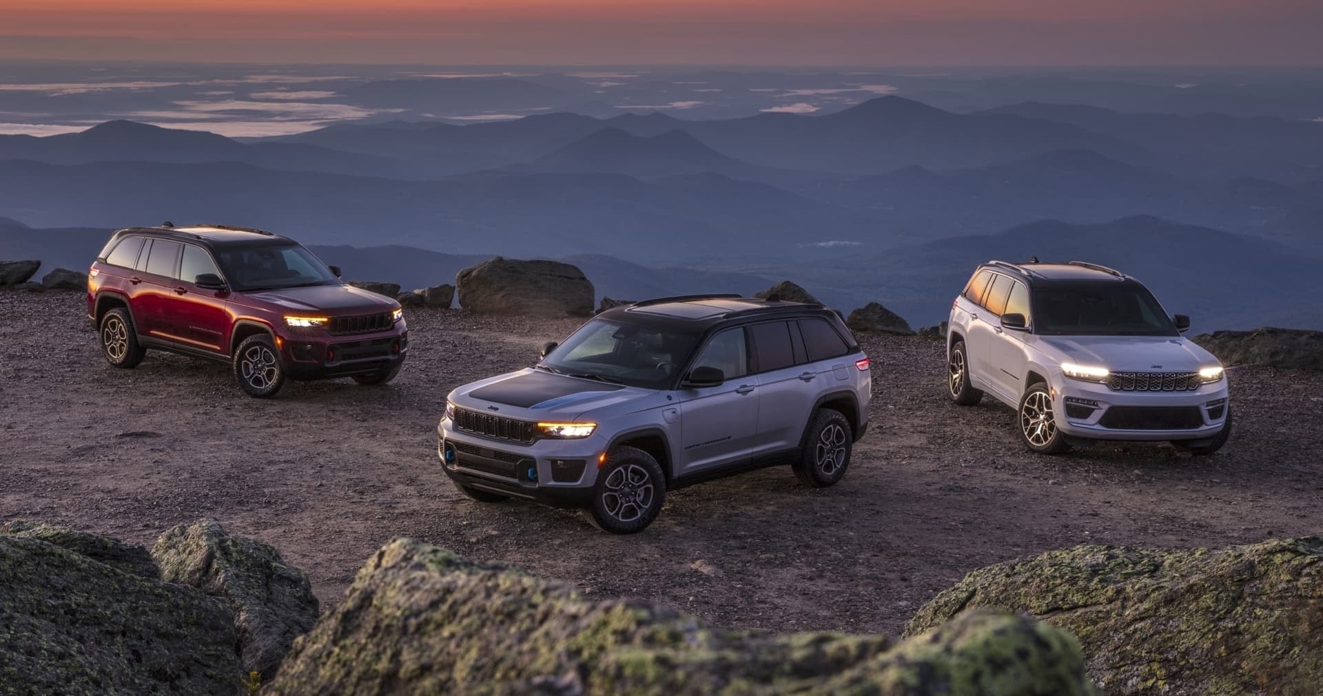 Una vista trasera del Jeep Grand Cherokee híbrido al atardecer.