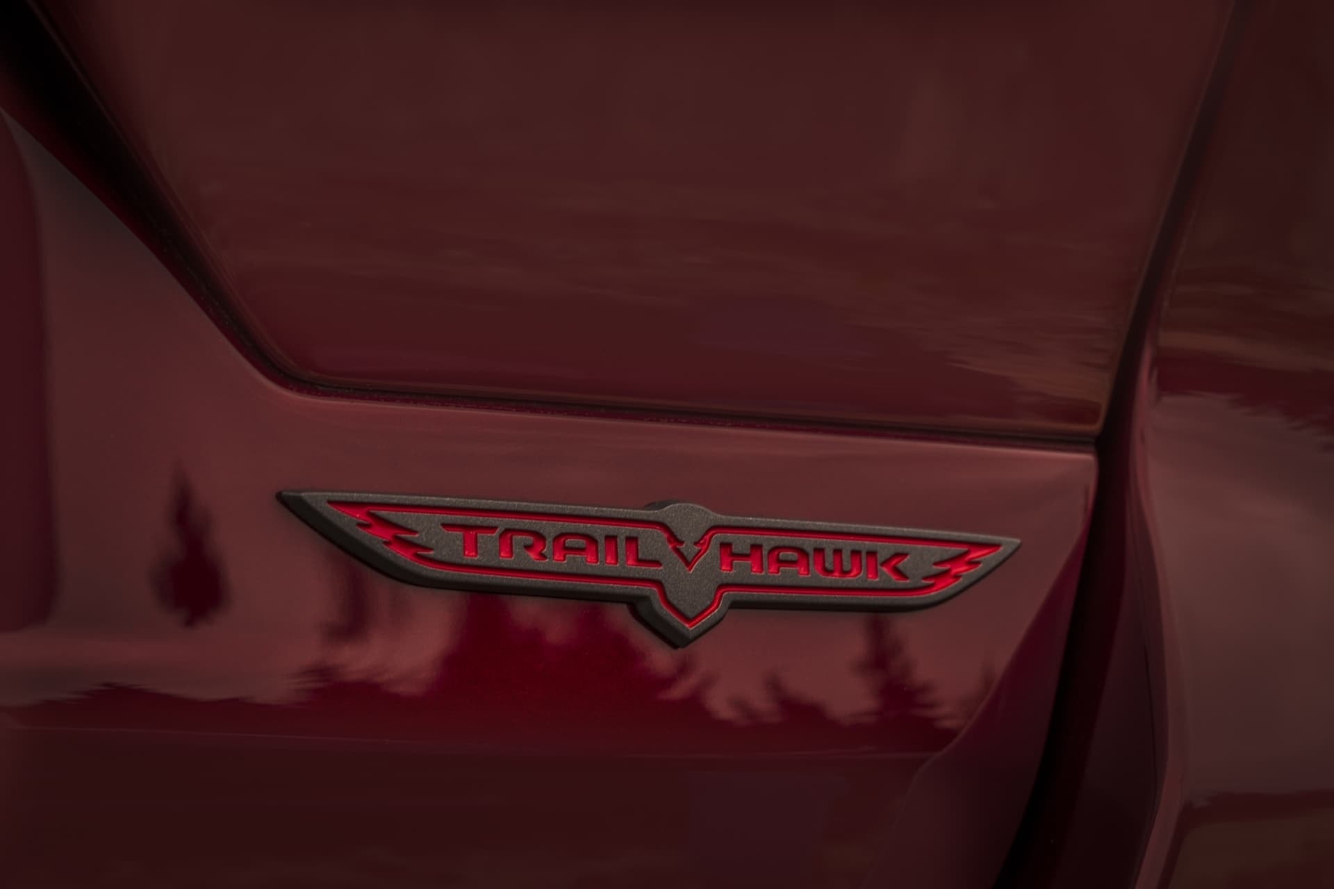 Insignia Trailhawk que denota la versión todoterreno del Grand Cherokee híbrido.