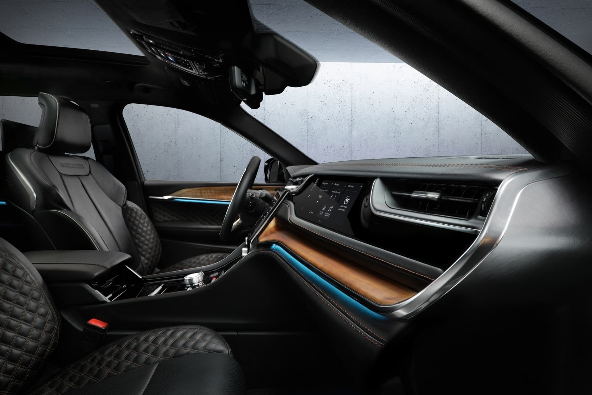 Vista de la consola central y detalles de acabado.