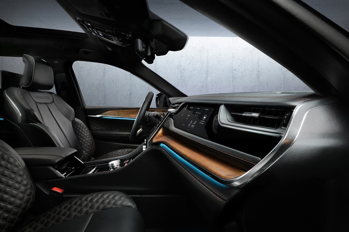 Vista de la consola central y detalles de acabado. Vista de la consola central y detalles de acabado.