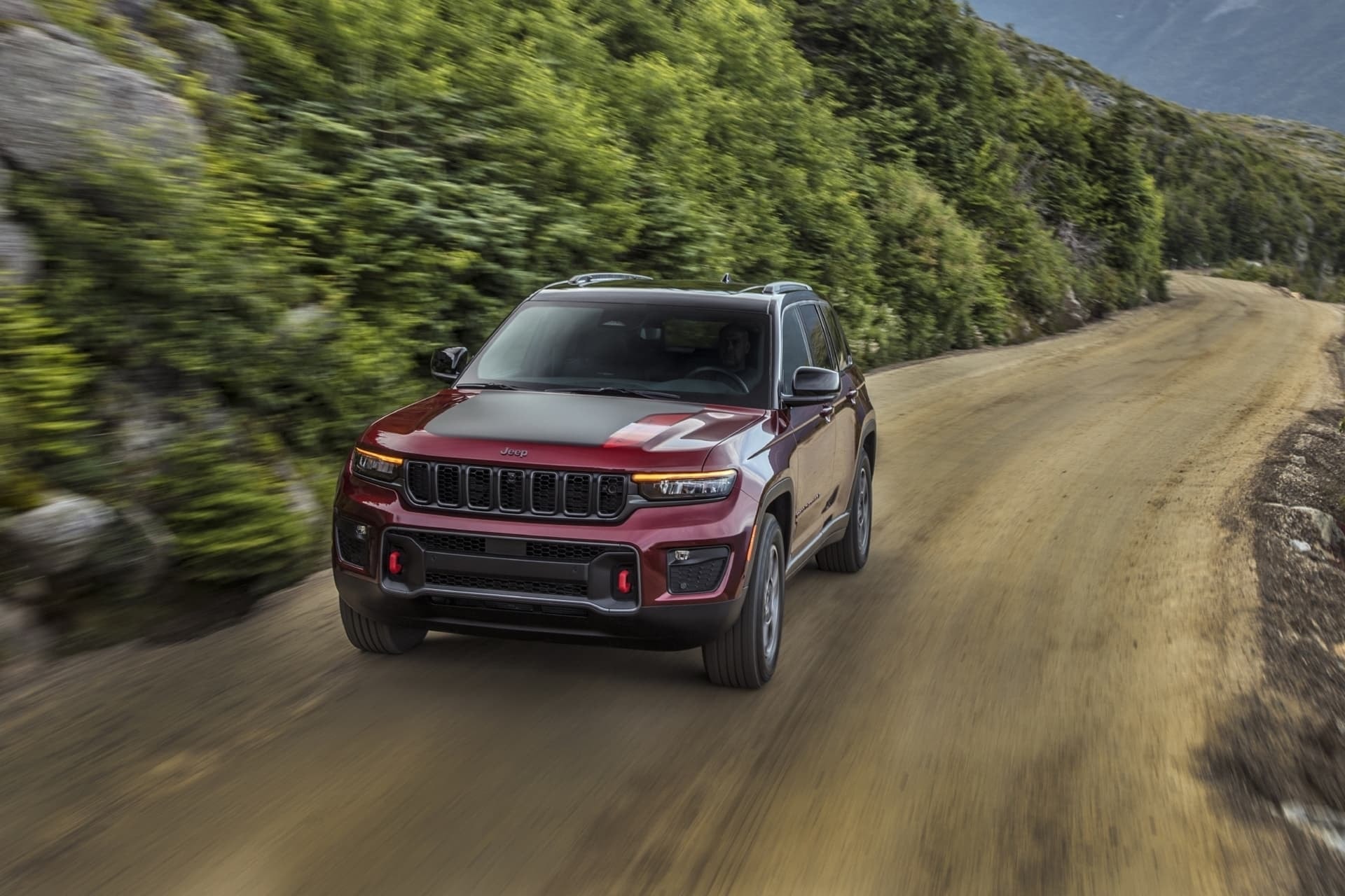 Jeep Grand Cherokee híbrido en acción, combinando estilo y potencia en carretera.