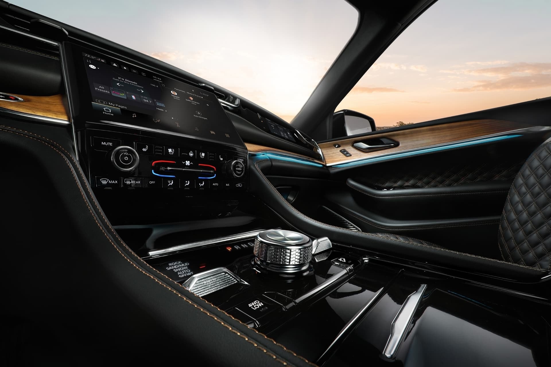 Pantalla digital del cuadro de instrumentos y detalles de lujo.