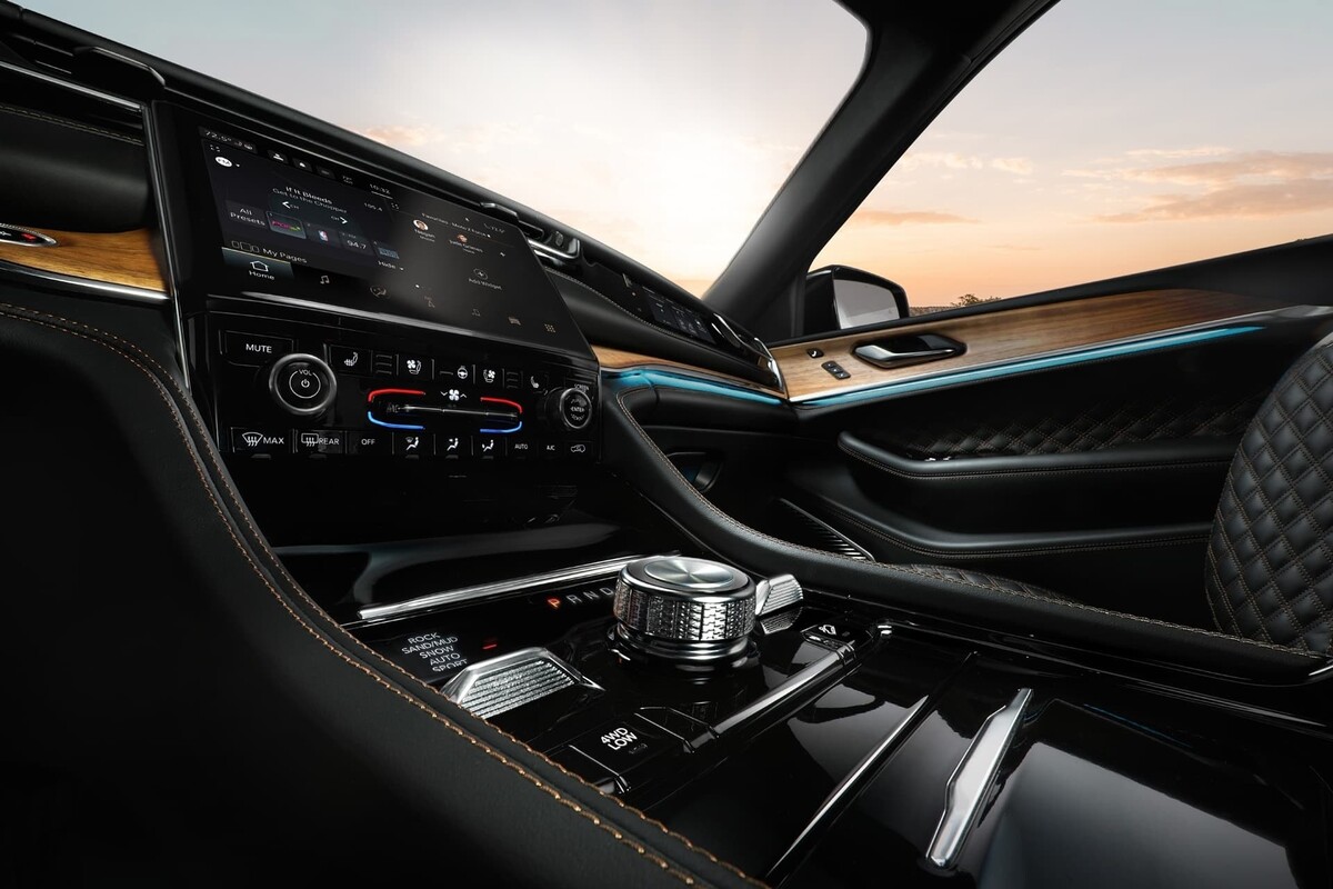 Pantalla digital del cuadro de instrumentos y detalles de lujo. Pantalla digital del cuadro de instrumentos y detalles de lujo.