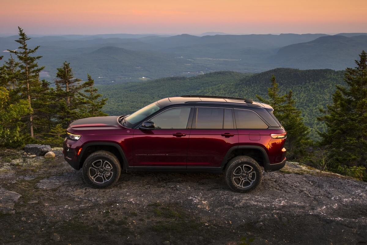 Diseño lateral del Grand Cherokee híbrido con vista panorámica de fondo. Diseño lateral del Grand Cherokee híbrido con vista panorámica de fondo.