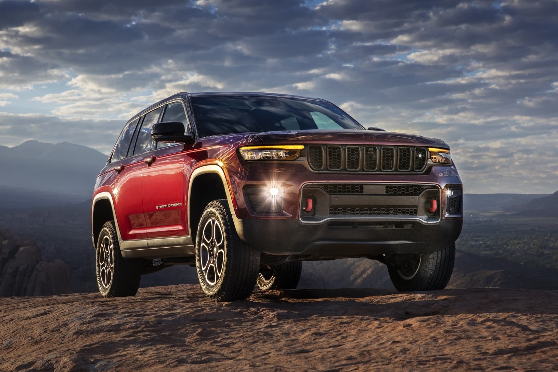 Jeep Grand Cherokee híbrido con un diseño modernizado visto de frente y lateral