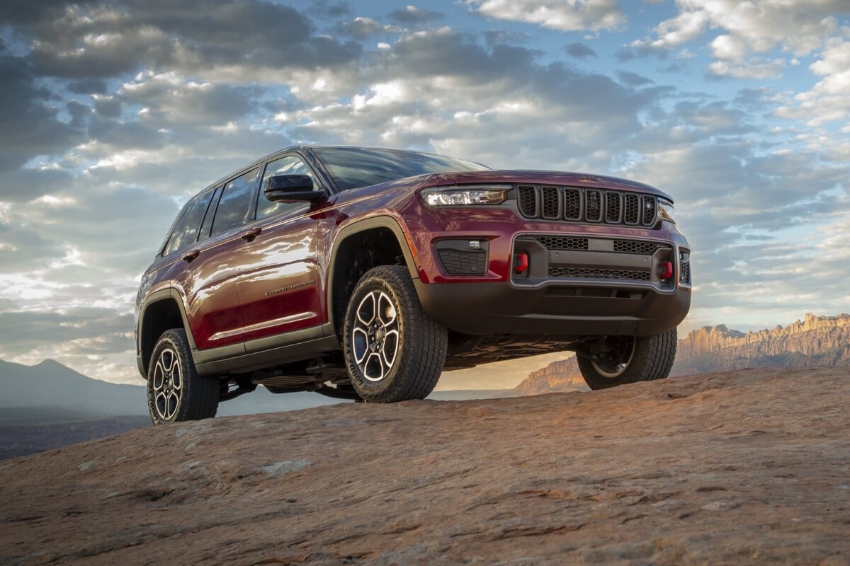 Jeep Grand Cherokee híbrido demuestra equilibrio en una inclinación lateral Jeep Grand Cherokee híbrido demuestra equilibrio en una inclinación lateral