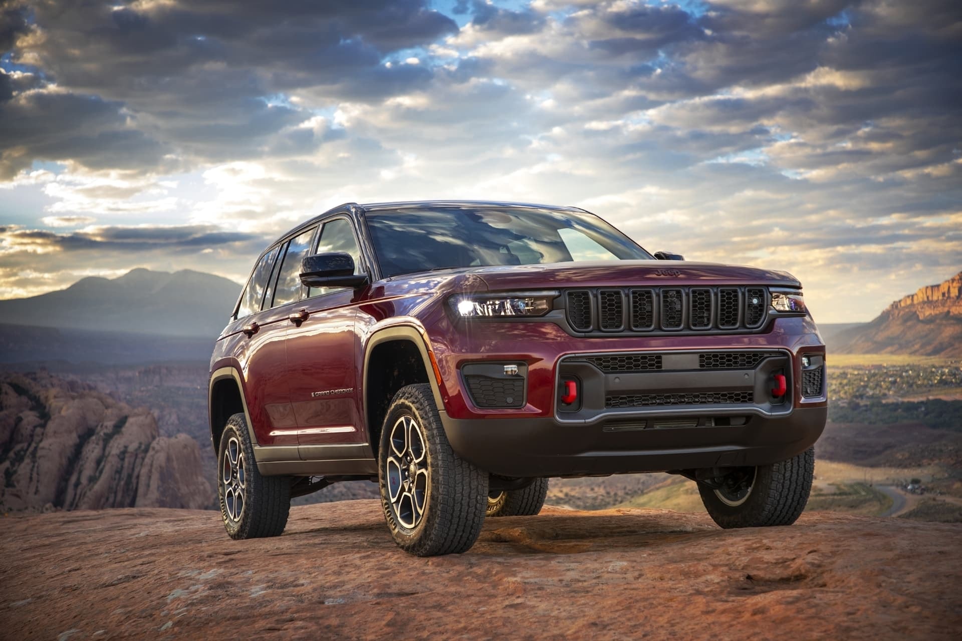Un toque de aventura en el estilo del Grand Cherokee híbrido, en delantera y lateral