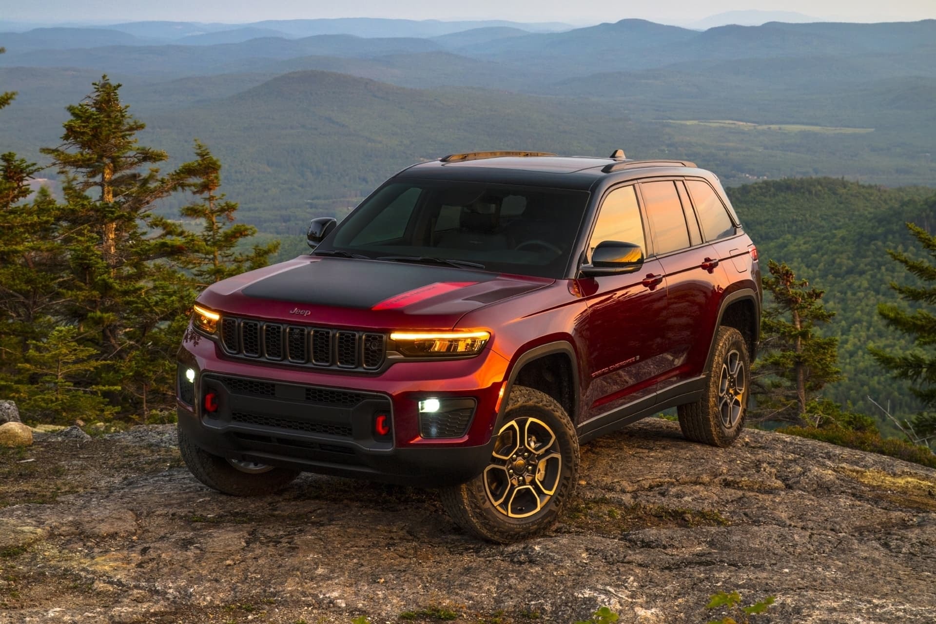 Imagen frontal del Grand Cherokee híbrido destacando su imponente parrilla.