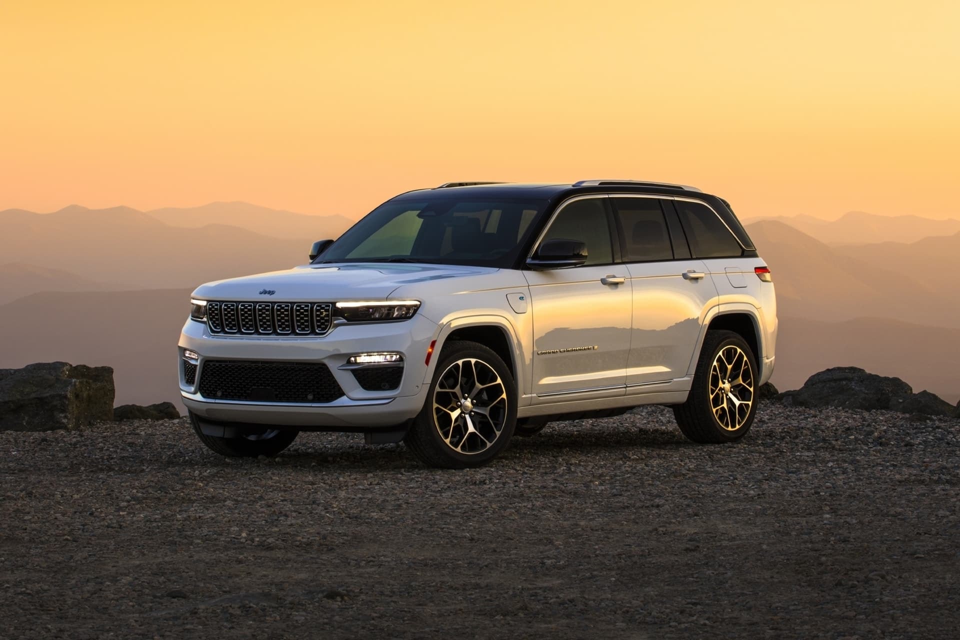 Imagen delantera y lateral al atardecer mostrando diseño y llantas.