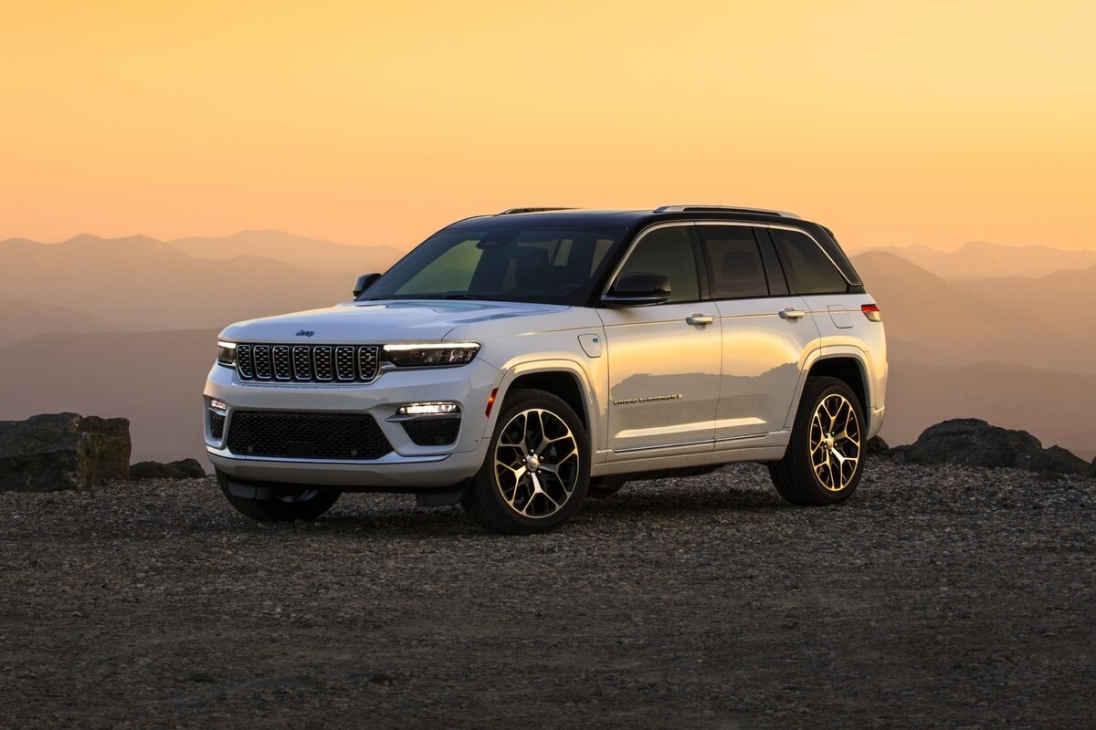 Imagen delantera y lateral al atardecer mostrando diseño y llantas. Imagen delantera y lateral al atardecer mostrando diseño y llantas.