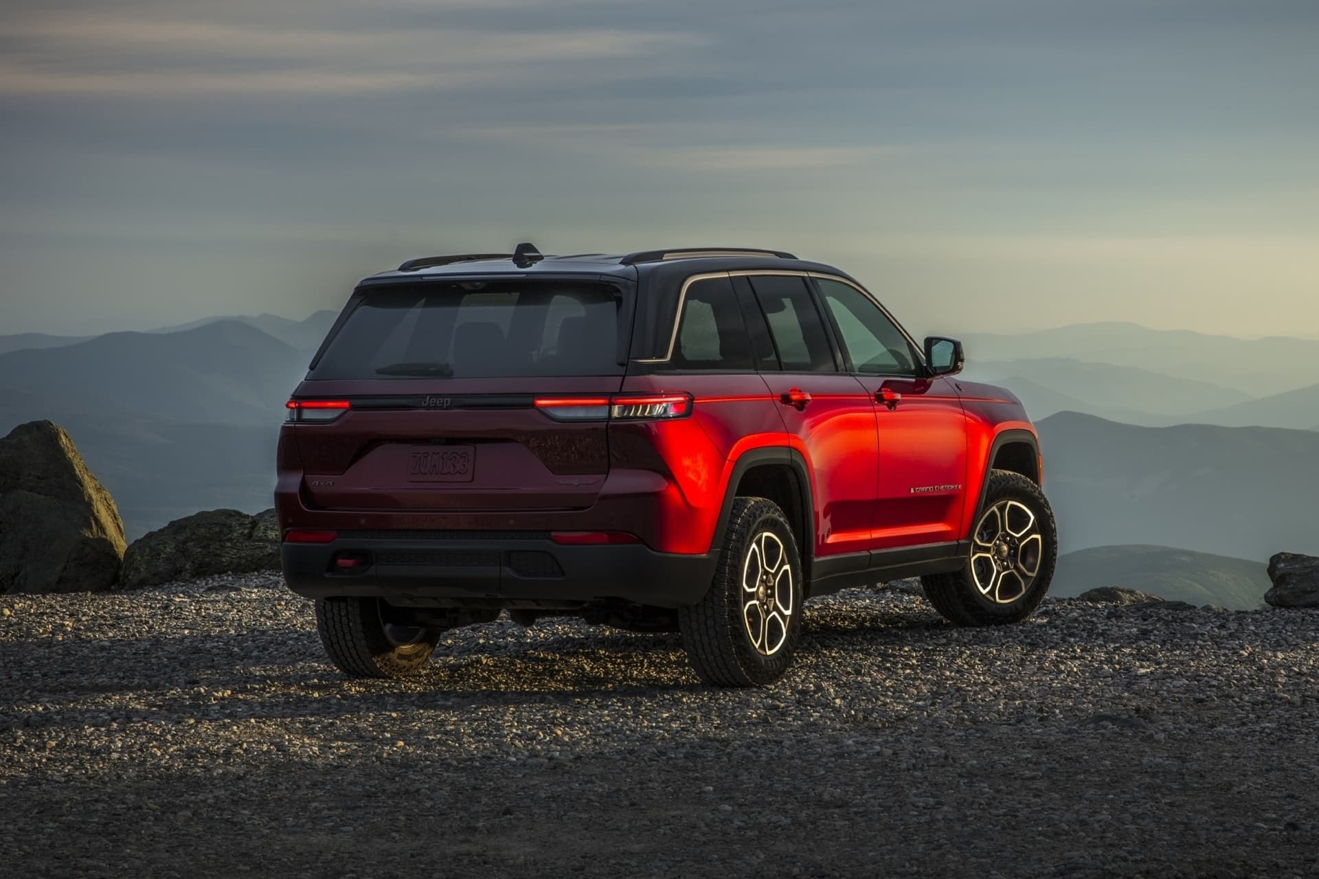 Vista trasera del Jeep Grand Cherokee híbrido demostrando robustez y elegancia.