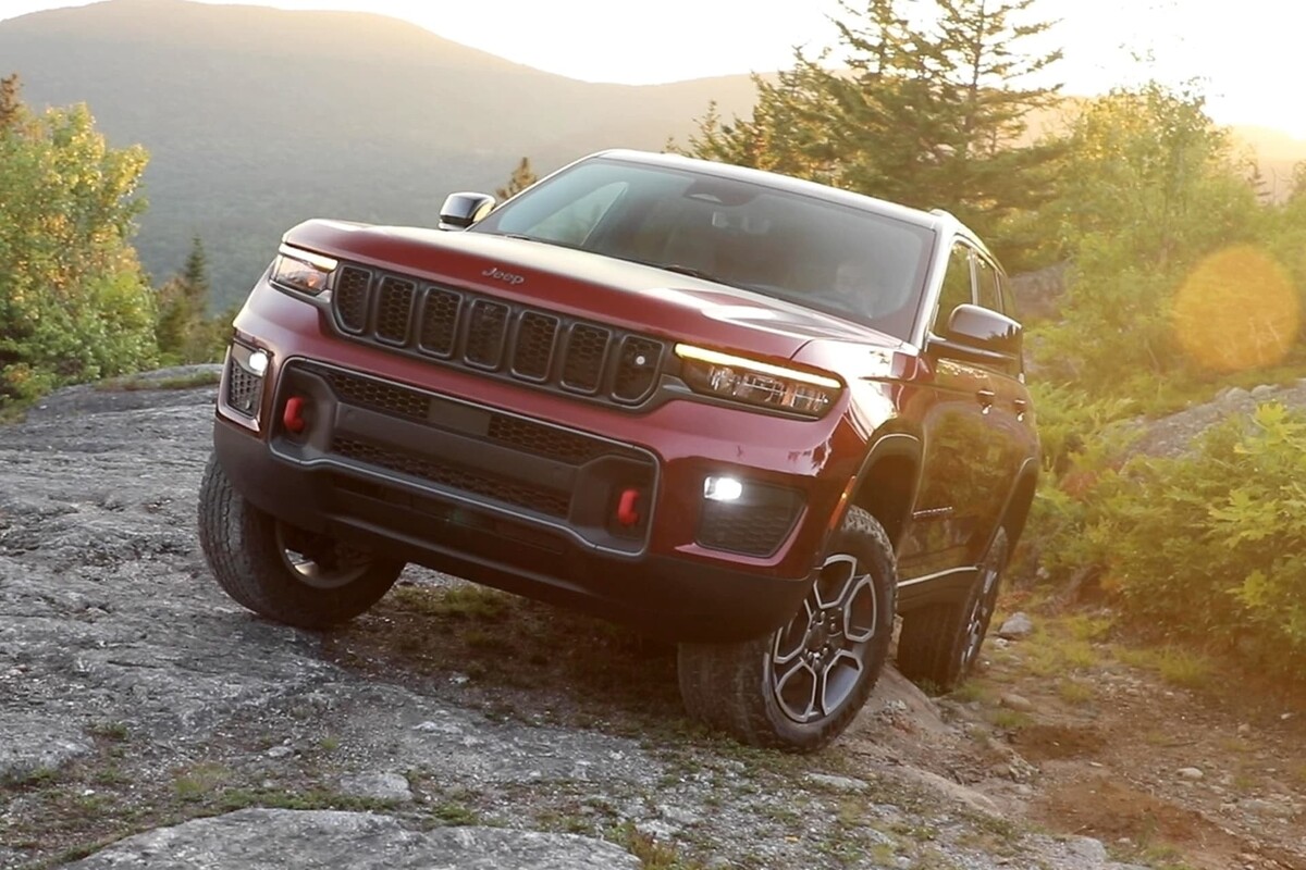 Perfil delantero del Jeep Grand Cherokee híbrido con un enfoque natural. Perfil delantero del Jeep Grand Cherokee híbrido con un enfoque natural.