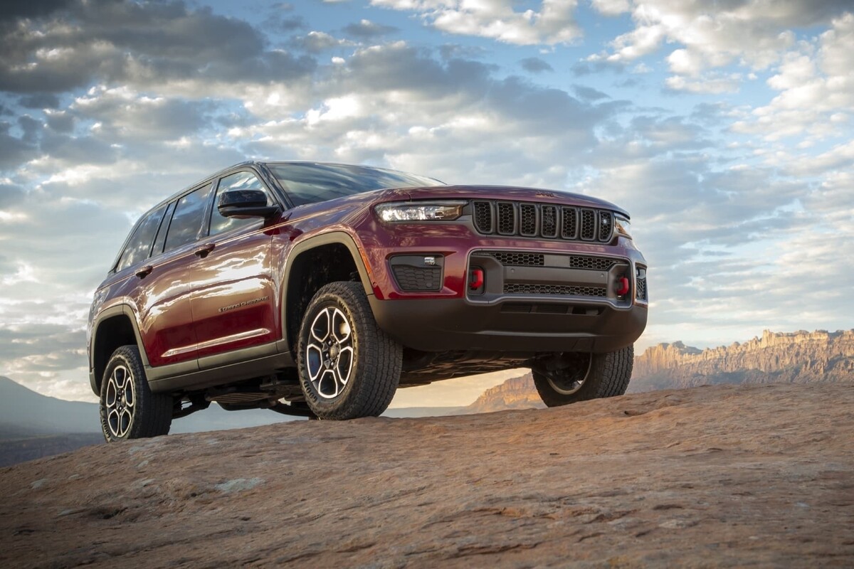 Perfil lateral del Grand Cherokee híbrido mostrando su estabilidad en las rocas Perfil lateral del Grand Cherokee híbrido mostrando su estabilidad en las rocas