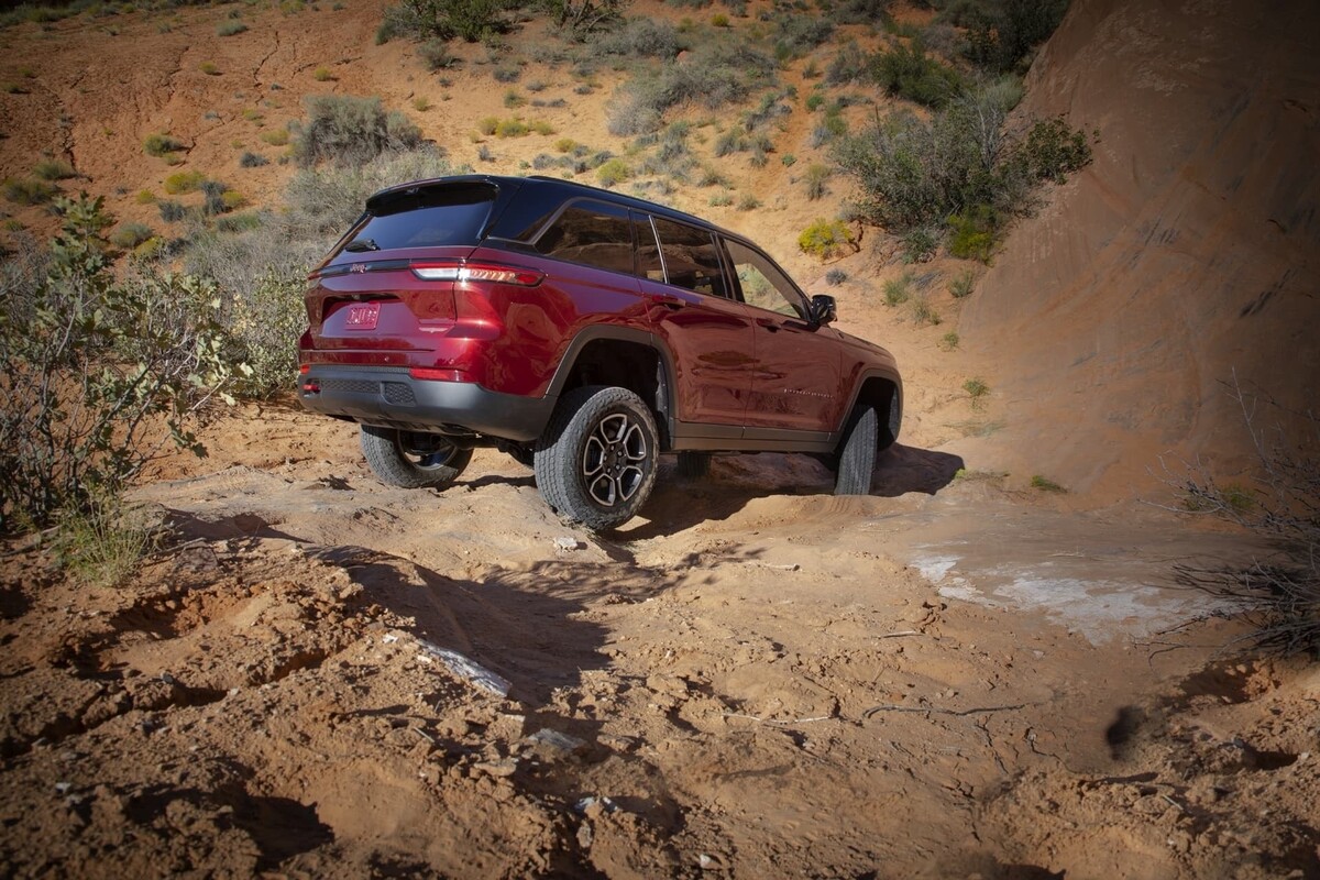 Captura dinámica de la trasera del Grand Cherokee híbrido en acción off-road Captura dinámica de la trasera del Grand Cherokee híbrido en acción off-road