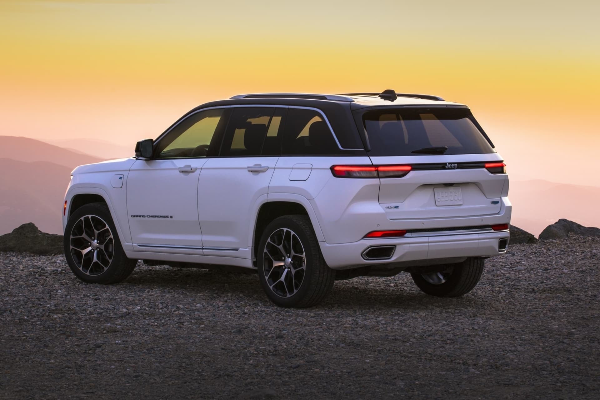 Vista trasera y lateral destacando las luces y escape.