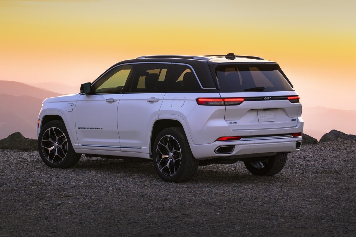 Vista trasera y lateral destacando las luces y escape. Vista trasera y lateral destacando las luces y escape.