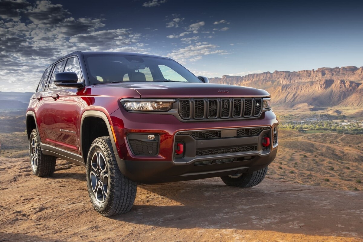 El Grand Cherokee muestra sus líneas robustas y un diseño de techo aerodinámico El Grand Cherokee muestra sus líneas robustas y un diseño de techo aerodinámico