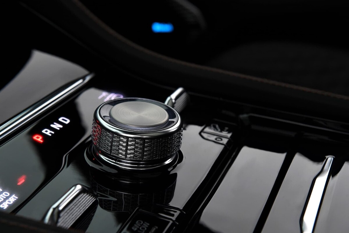 Detalle del selector de marchas rotativo con acabados premium. Detalle del selector de marchas rotativo con acabados premium.
