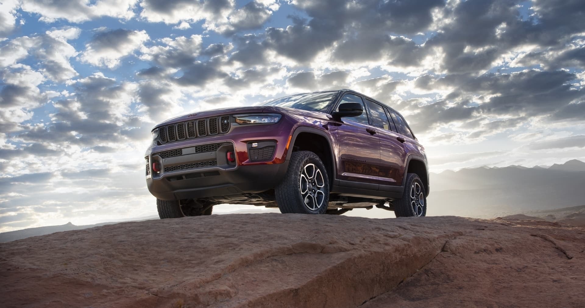 Escalada off-road con el Jeep Grand Cherokee híbrido, demostrando su capacidad.