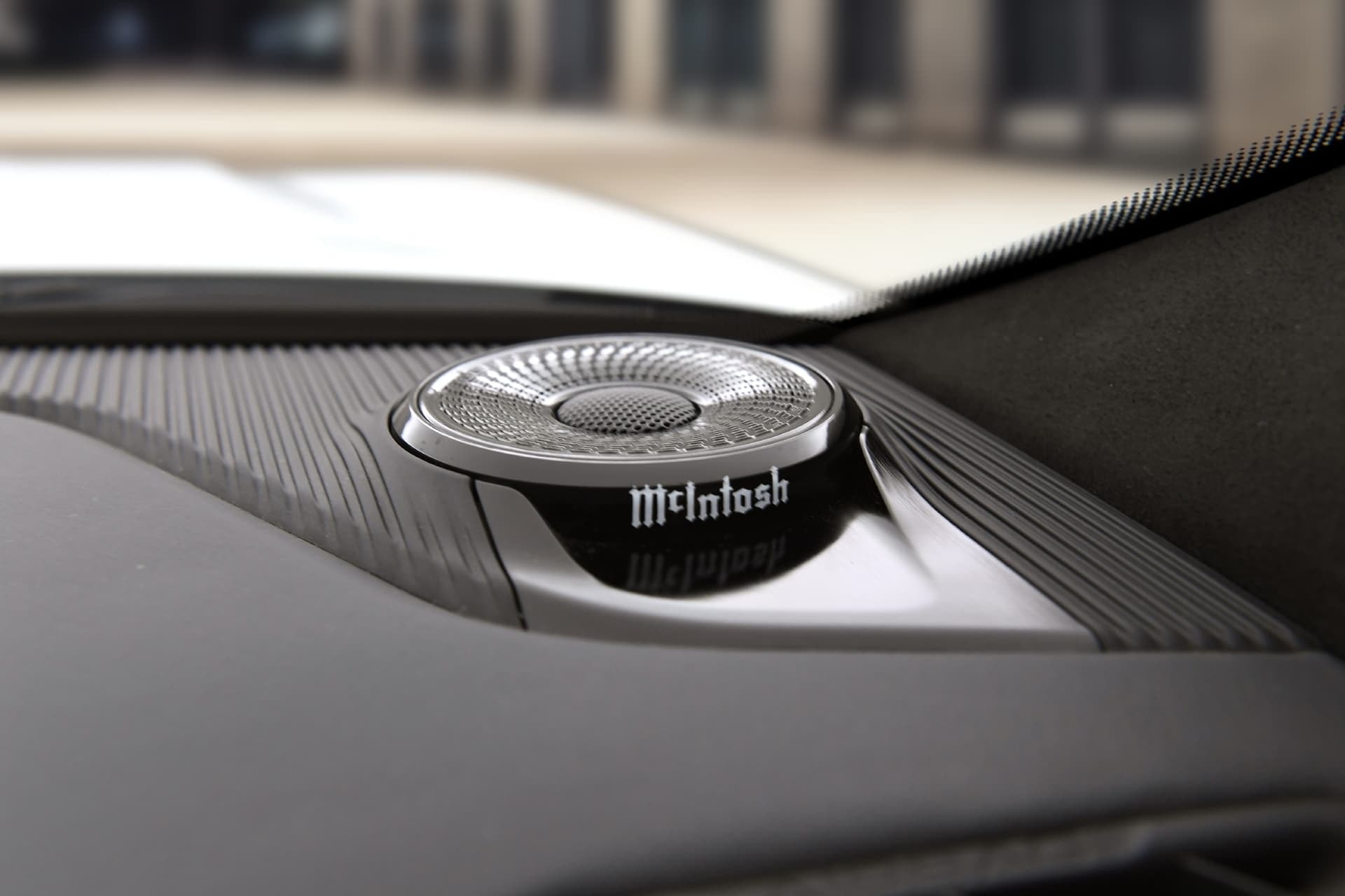 Altavoz McIntosh integrado en el interior del vehículo.