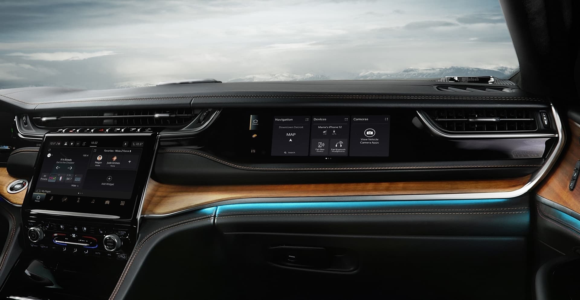 Vista del tablero con acabados en madera y pantalla táctil integrada.