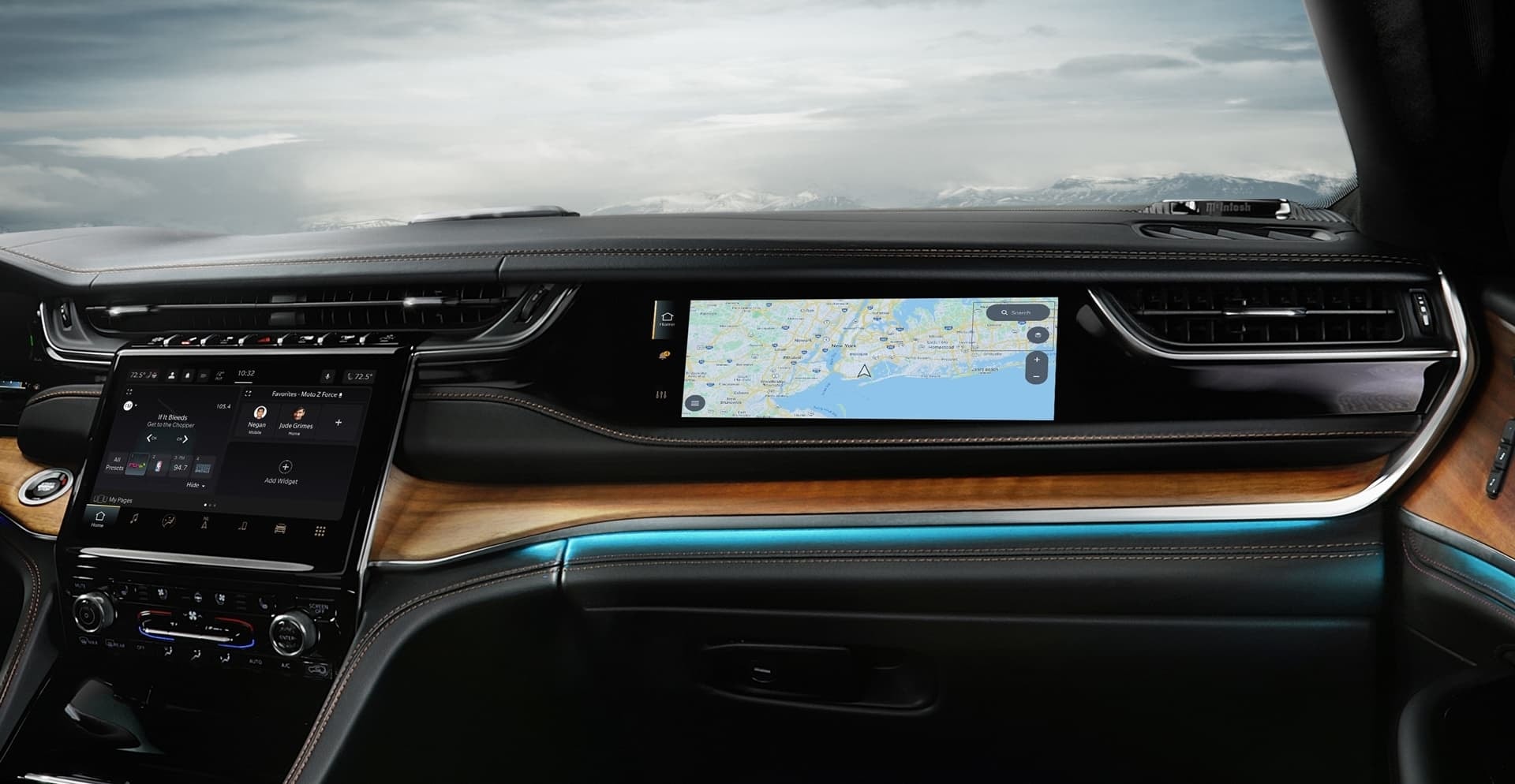 Vista del tablero con pantalla táctil y acabados en madera.