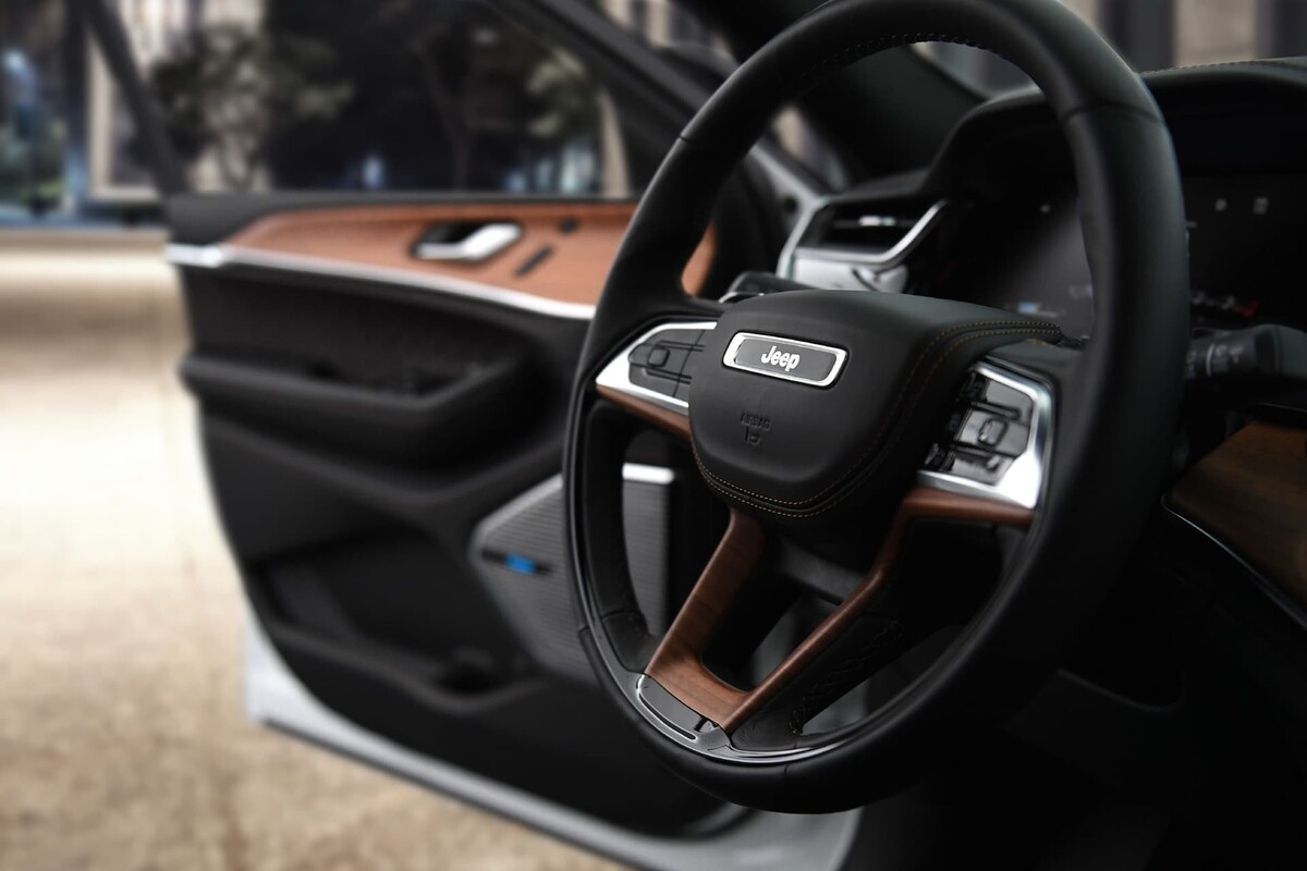 Detalle del volante del Jeep Grand Cherokee híbrido que muestra su diseño ergonómico. Detalle del volante del Jeep Grand Cherokee híbrido que muestra su diseño ergonómico.
