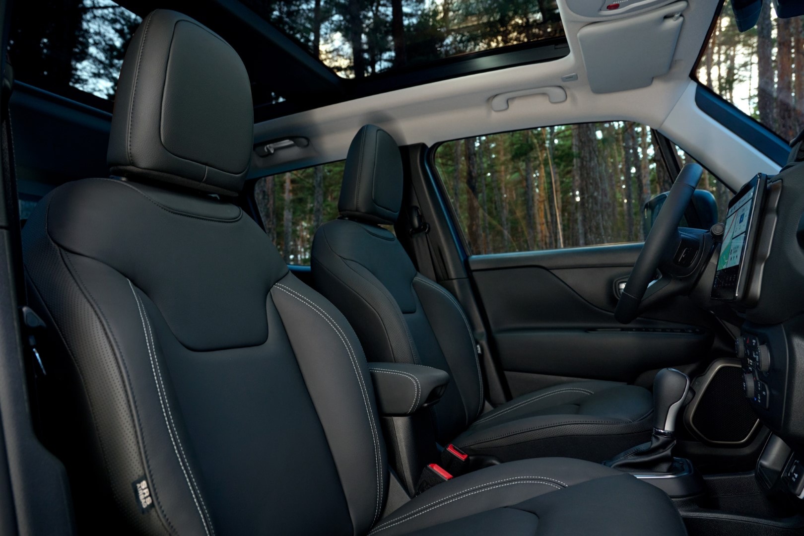 Asientos en piel y techo solar panorámico del Jeep Renegade Híbrido.