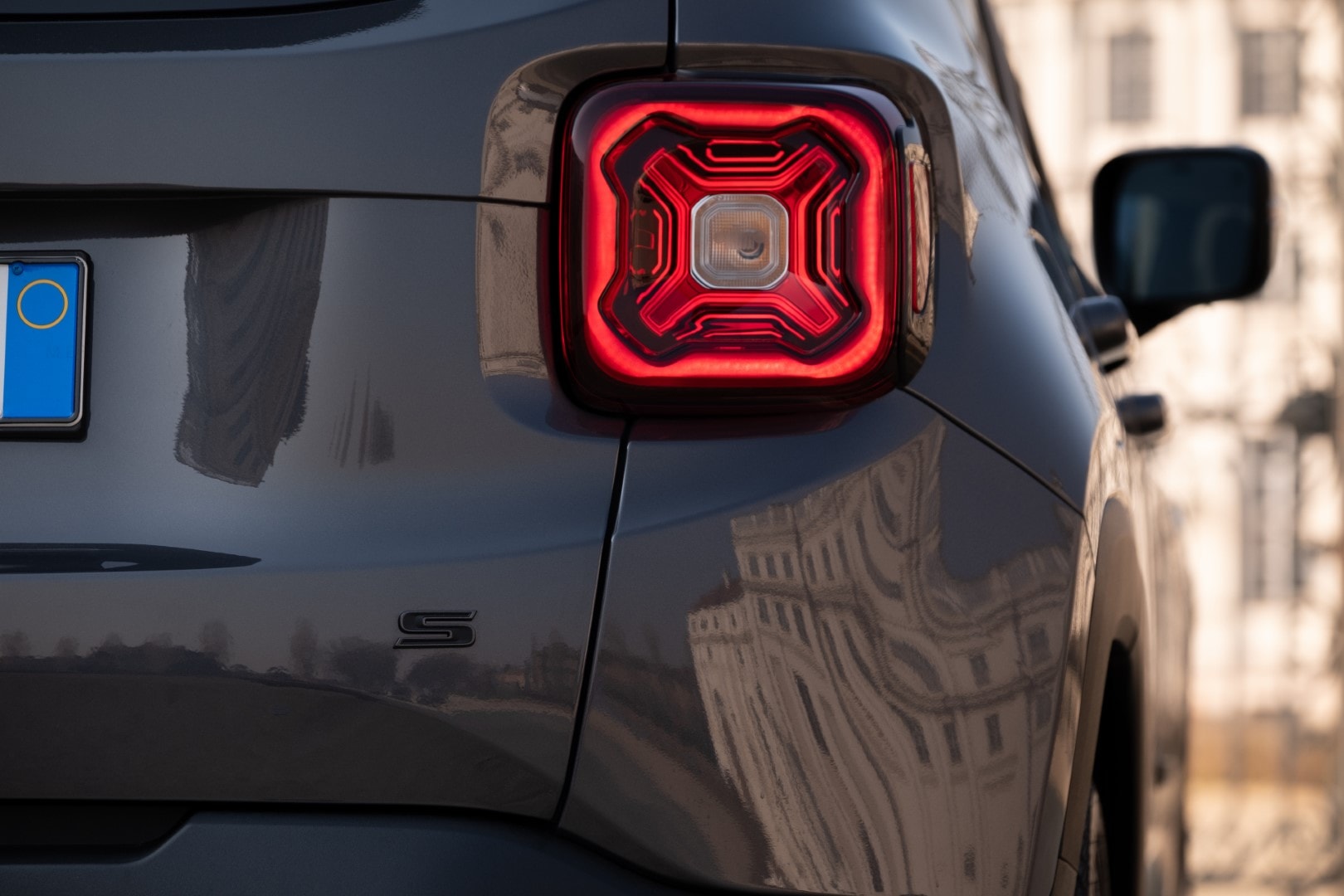 Detalle de la moderna luz trasera del Jeep Renegade híbrido