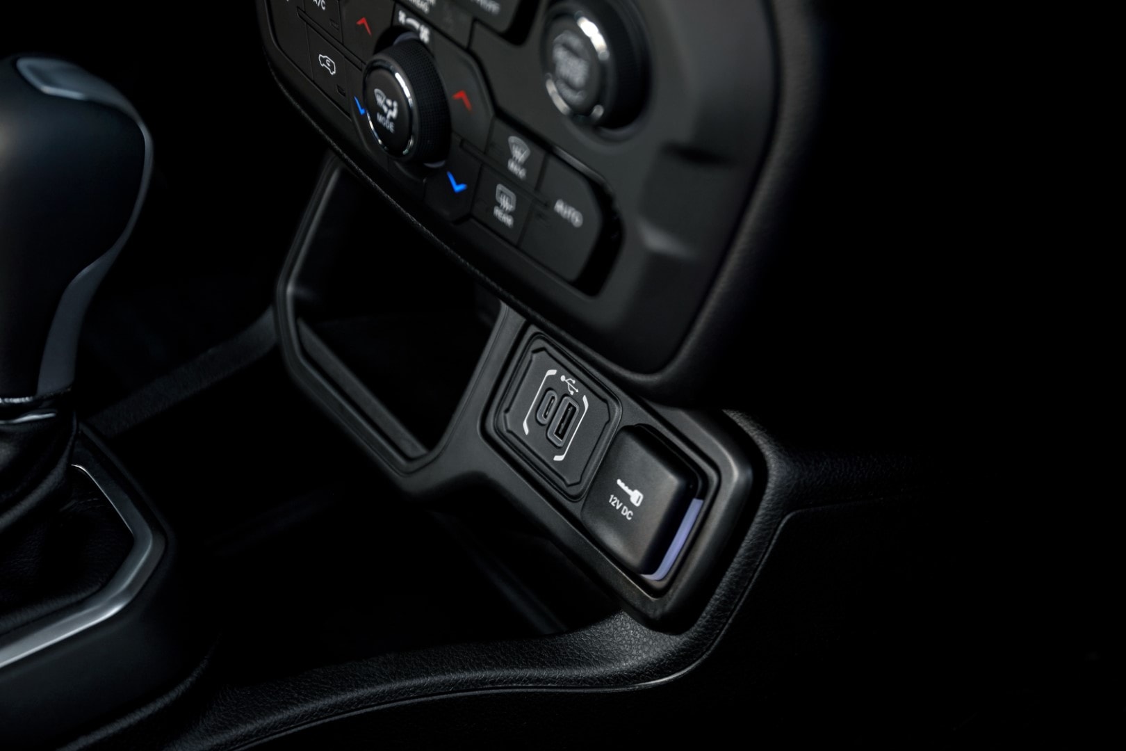Selector de marchas y modo de conducción en el Jeep Renegade Híbrido.