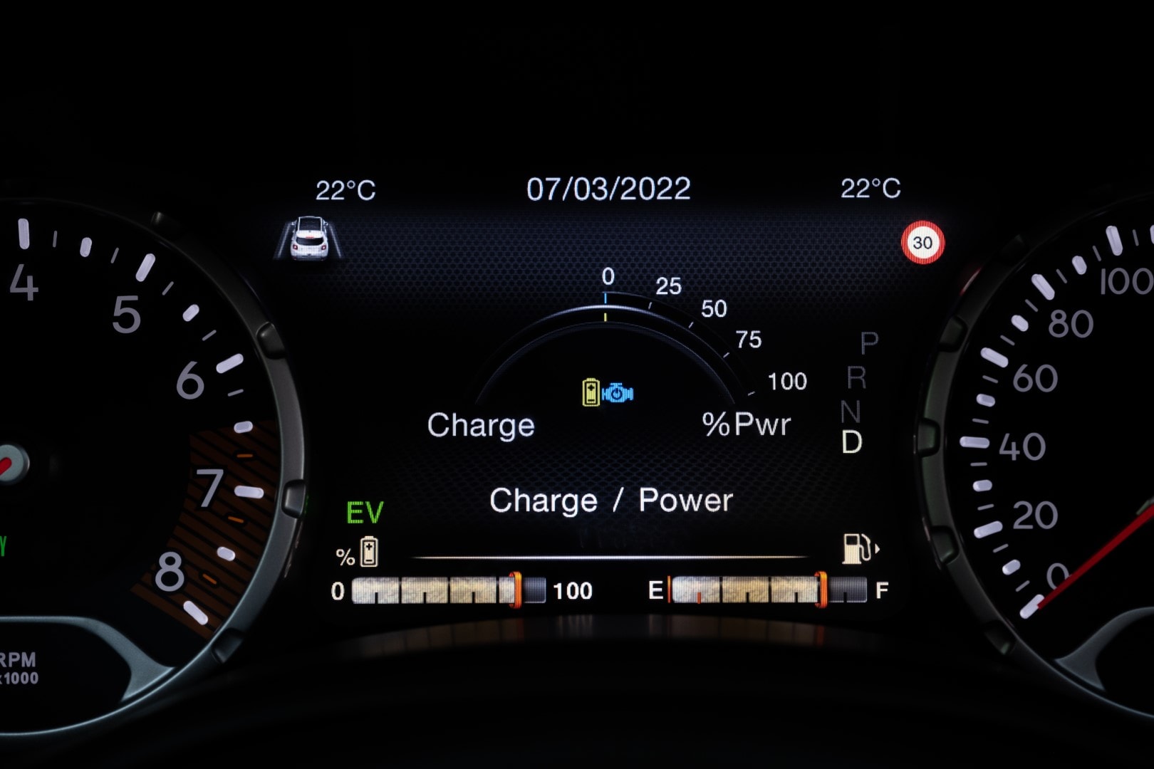 Pantalla de instrumentación digital mostrando información de la batería híbrida.