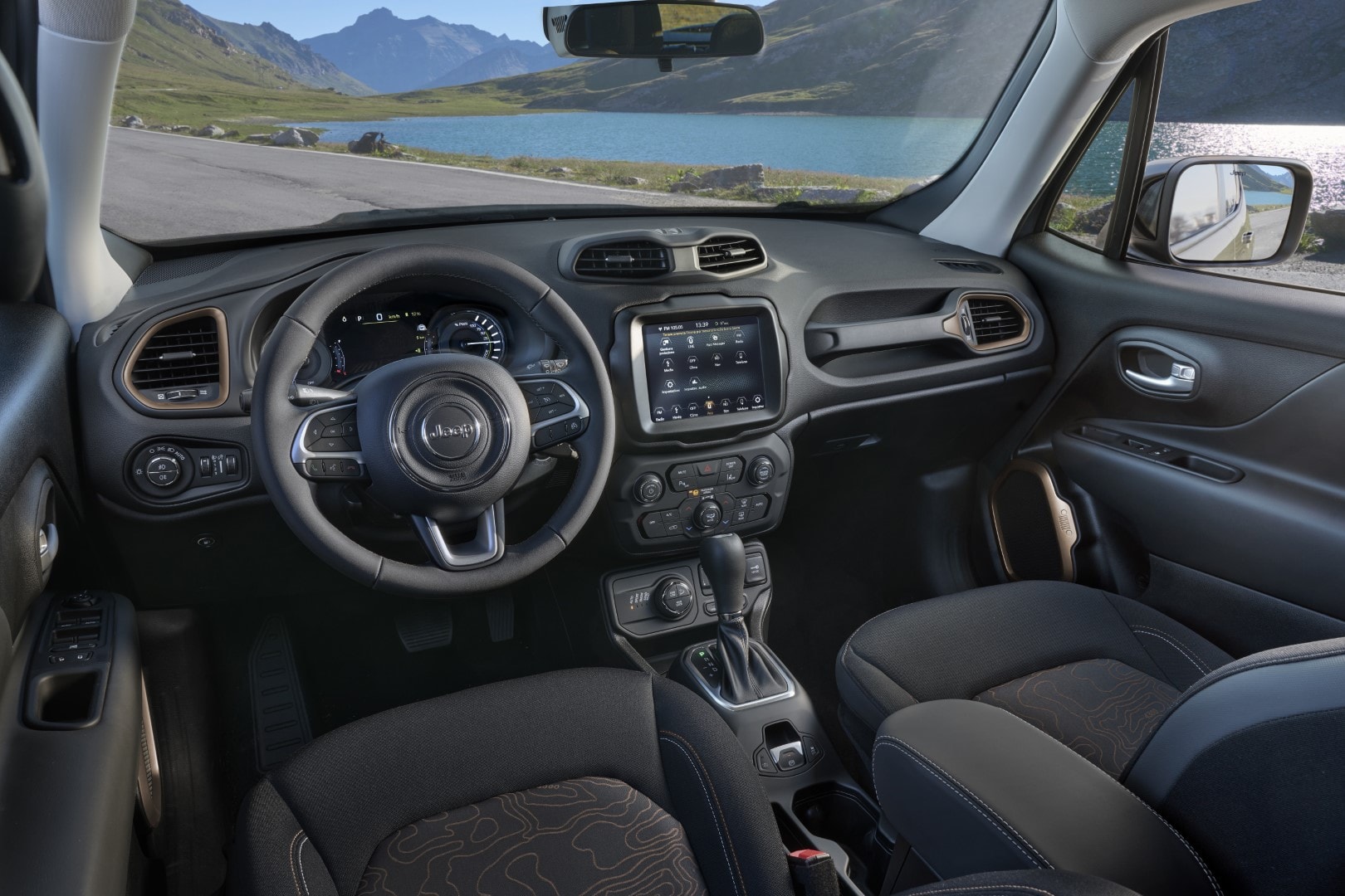 Cabina del Jeep Renegade Híbrido con enfoque en el confort y la tecnología integrada.