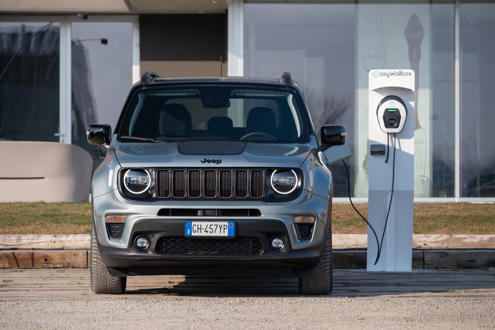 Jeep Renegade Híbrido cargando, enfocado en la movilidad eléctrica sostenible.