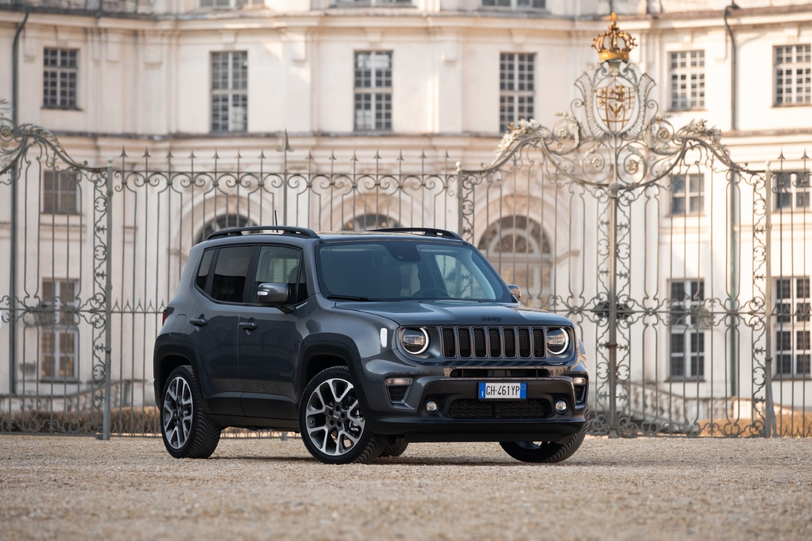 Vista frontal del Jeep Renegade Híbrido con un palacio europeo de fondo
