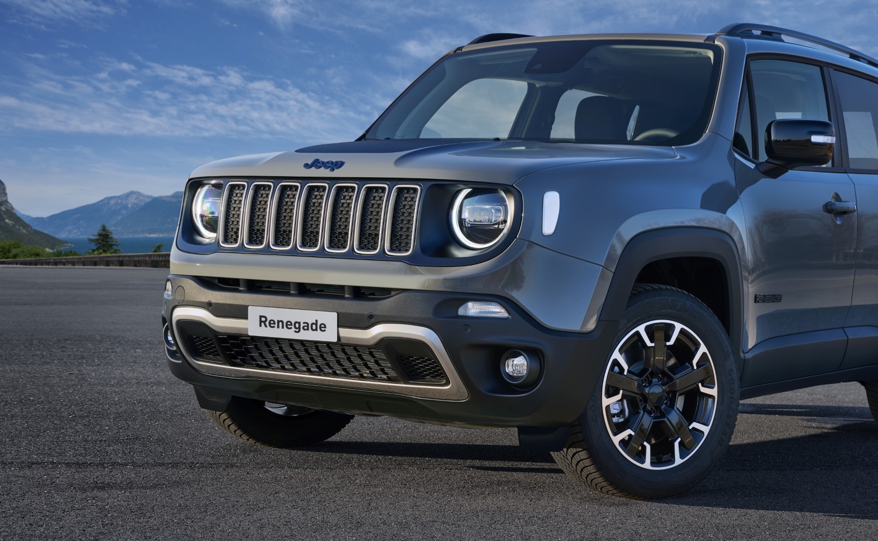 Vista frontal del Jeep Renegade Híbrido, resaltando su característica parrilla de siete ranuras.