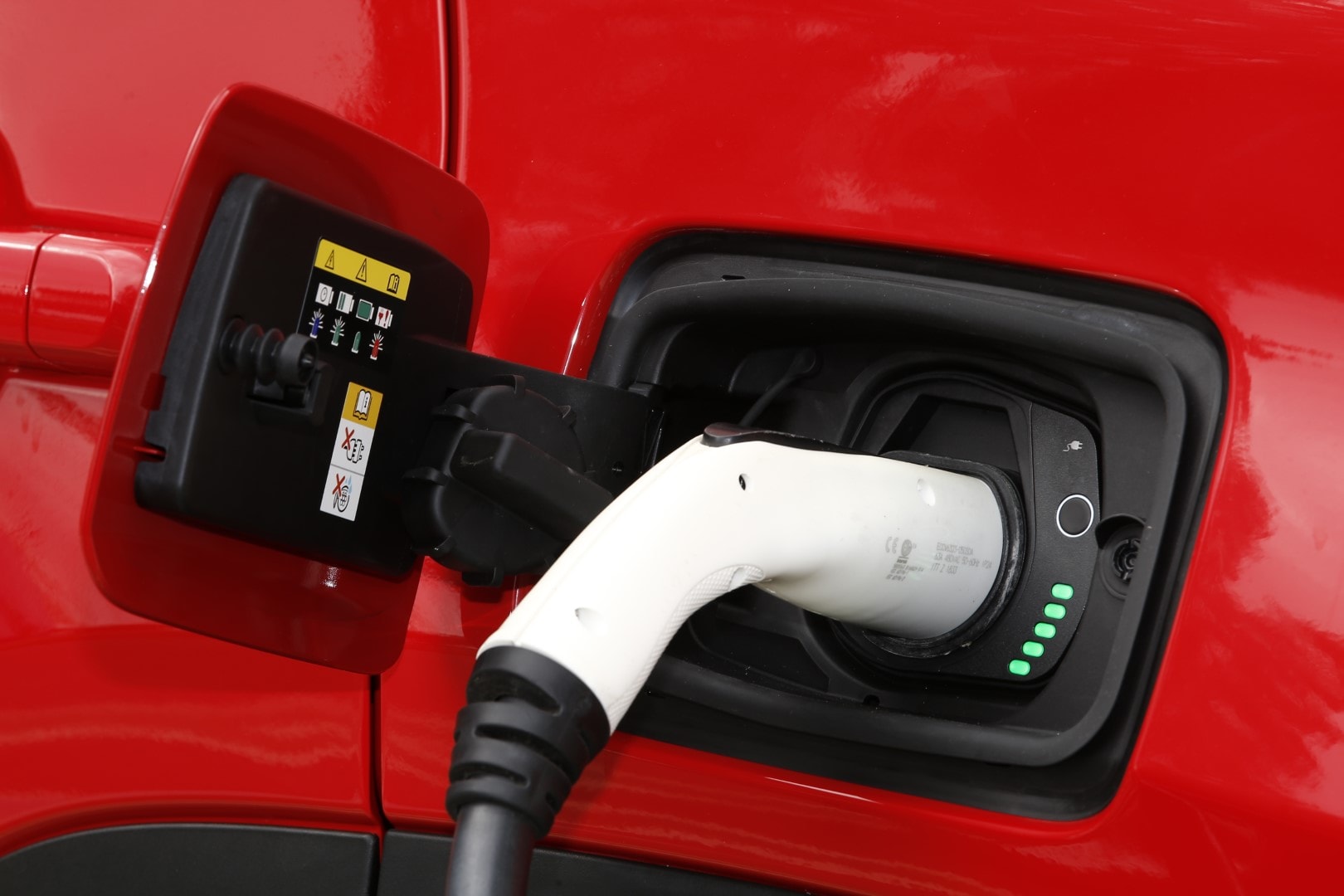 Punto de carga del Jeep Renegade Híbrido, elemento clave en híbridos enchufables.