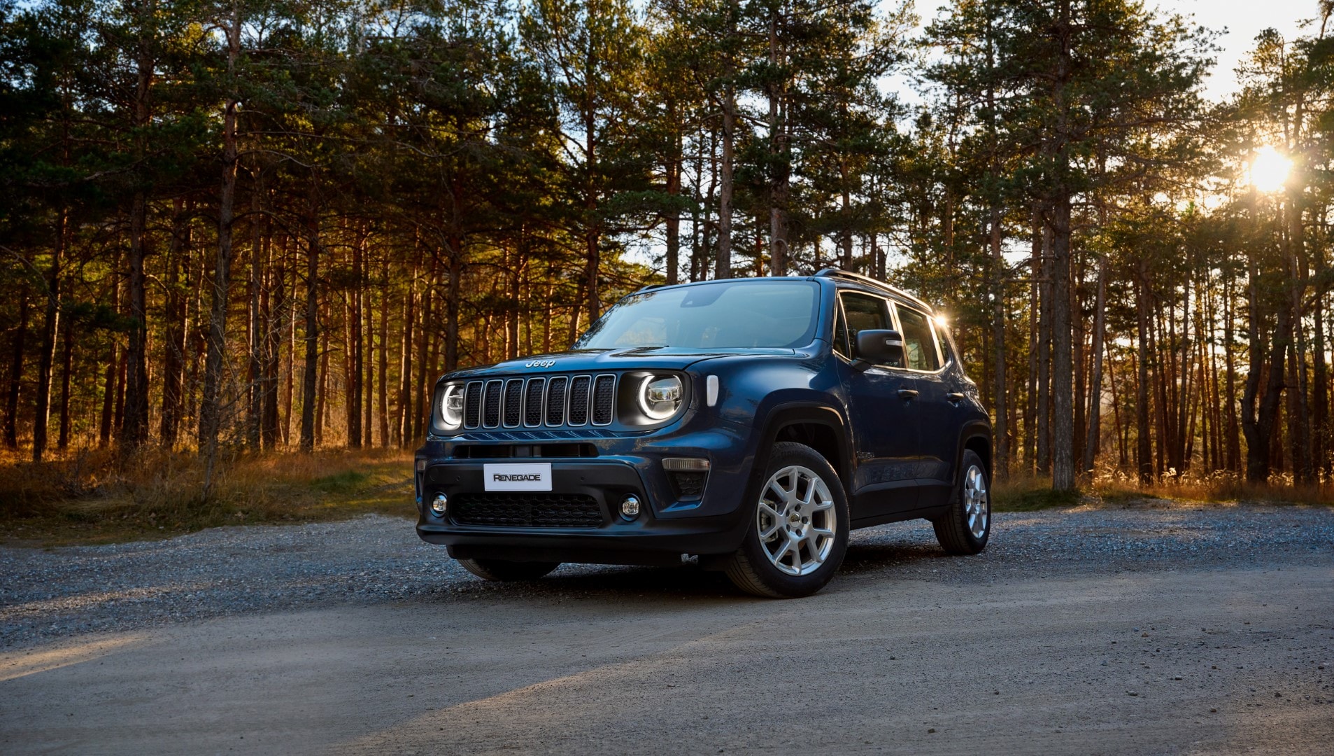 Jeep Renegade híbrido capturado en un entorno natural al atardecer