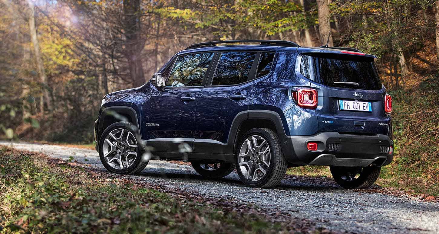Jeep Renegade Híbrido azul en un entorno forestal, vista trasera y lateral